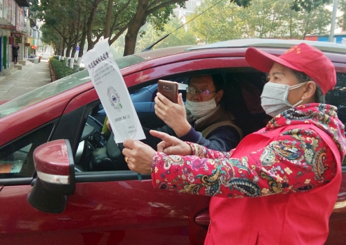 01市老年大学舞蹈一班政治辅导员文玉华，连然街道金方社区党员志愿者2