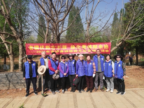 官渡区委老干部局组织银霞志愿者开展义务植树活动 (1)