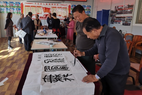 老年学员们现场挥毫泼墨