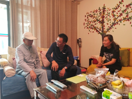 4.茶绍军在离休干部李聪家中