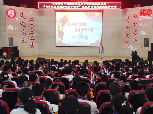 6月9日，安宁老干部宣讲团成员徐文泉在安宁实验石江学校做党史学习教育宣讲