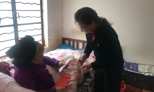 1.张局长看望老同志