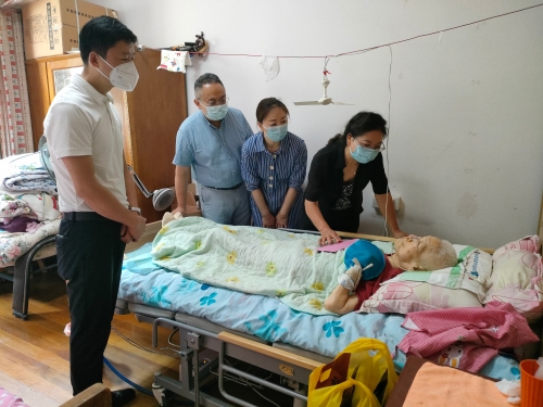 1.市委组织部副部长、老干部局局长张玉宁，副局长徐艳波带队看望慰问易地安置在无锡市的离休干部